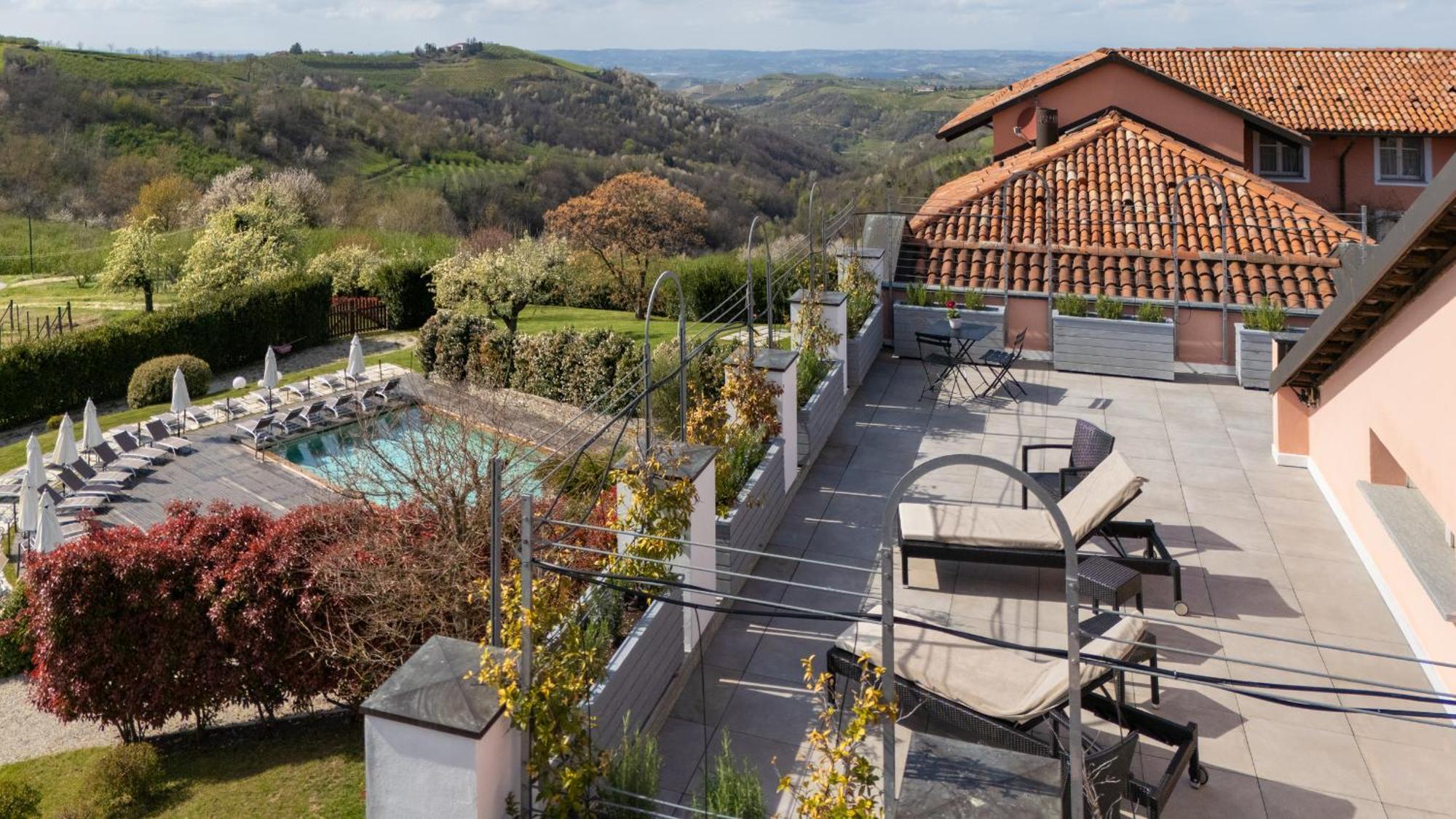 Relais Villa D'Amelia Benevello Exteriör bild